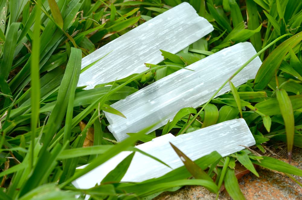 Pero a nivel esotérico, es uno de los mejores cristales disponibles para limpiar las energías tóxicas o la negatividad del propio cuerpo físico, y para ayudar a uno a conectarse conscientemente con el Ser superior.