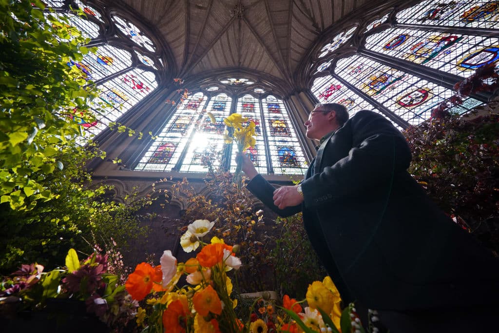 El florista Shane Connolly, encargado de las decoraciones florales durante la coronación, fotografiado en la abadía de Westminster el 4 de mayo de 2023.