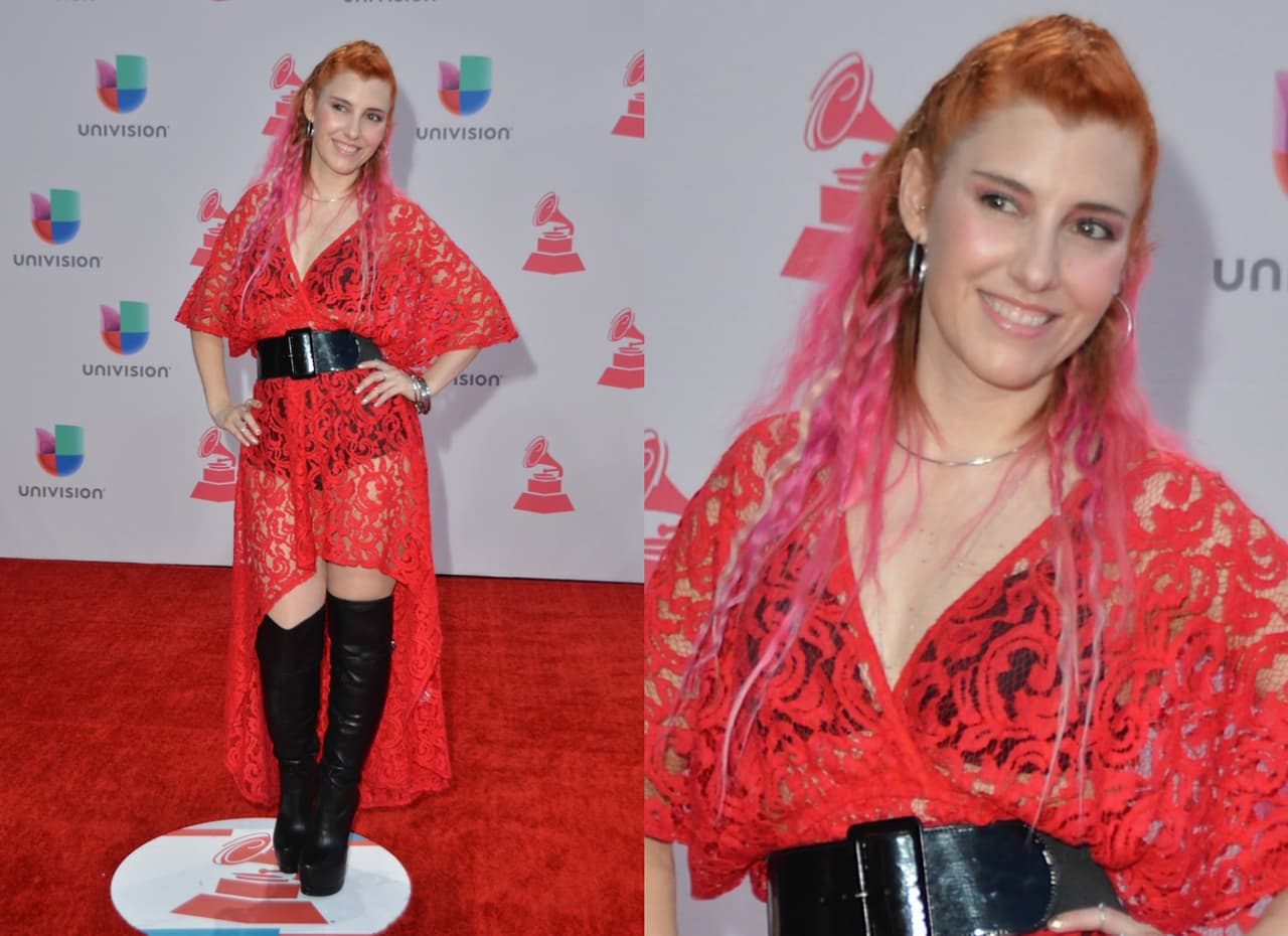 María Barracuda tiene un estilo muy particular y en la alfombra del 2015 llevó el cabello rojo con rosa y sólo una trenza a la mitad del cabello.