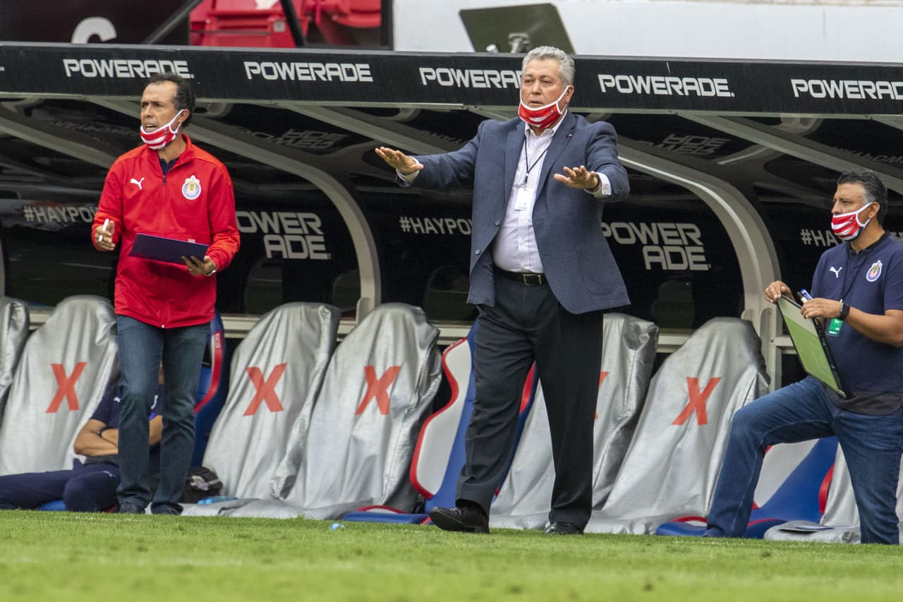 Durante la segunda mitad, Macías tuvo un par de oportunidades interesantes, pero no concretaba.