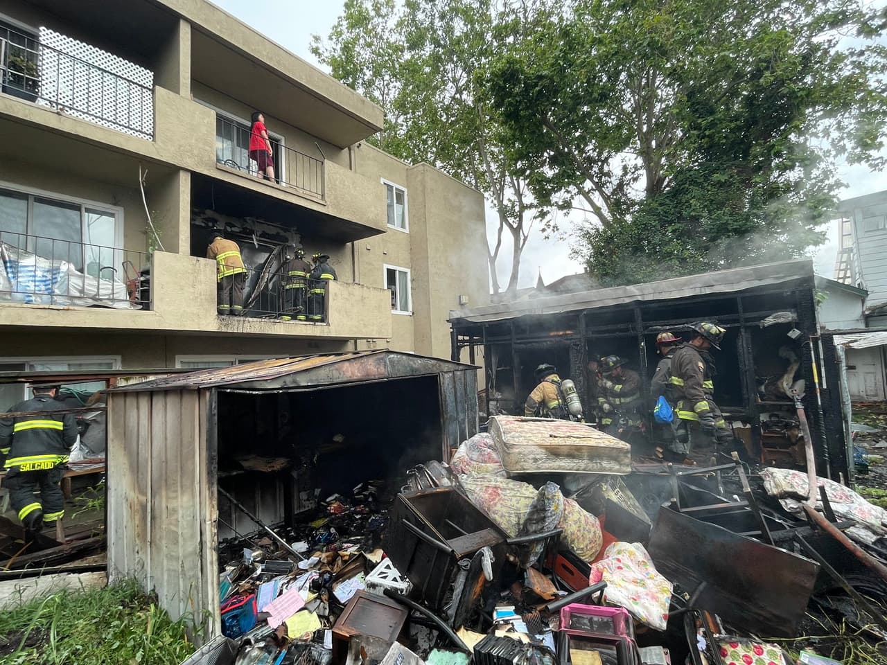 Bomberos de Oakland atendieron el incendio en un cobertido que luego se extendió a un edificio de apartamentos.
