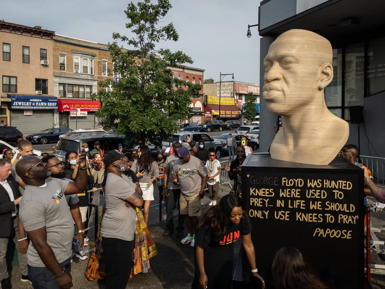 La estatua, creada por el artista Chris Carnabuci, estará ubicada en Flatbush Junction durante dos o tres semanas, antes de ser trasladada a Union Square, donde se celebraron muchas de las protestas desencadenadas tras la muerte de George Floyd en manos de la policía de Minneapolis.