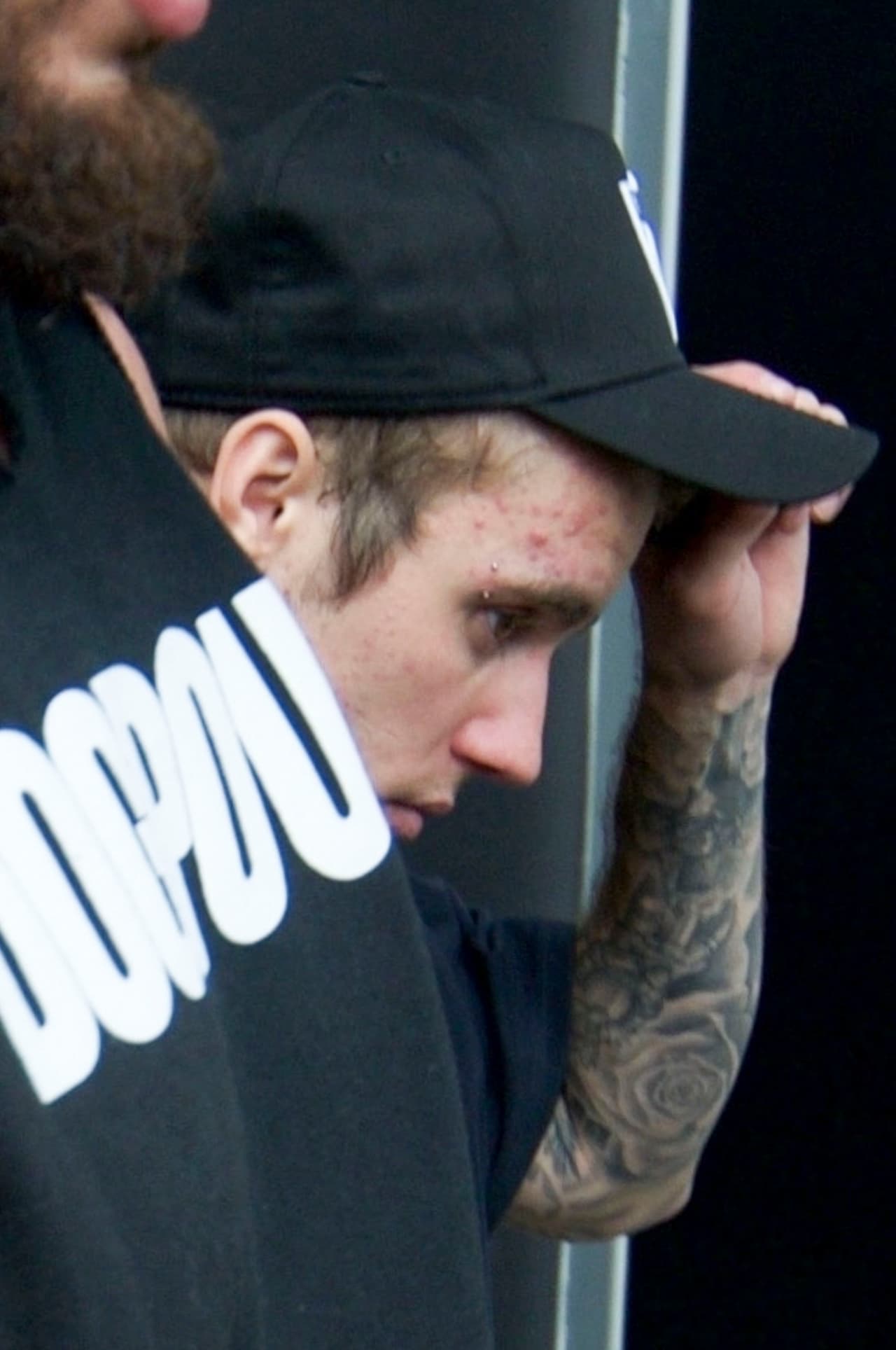 De hecho, cuando era adolescente, el intérprete de 'Sorry' fue la imagen de una marca de productos para el cuidado de la piel llamada Proactiv, para la cual grabó diversos 
<b><a href="https://www.youtube.com/watch?v=-ycrbaXipHw" target="_blank">comerciales</a></b>.