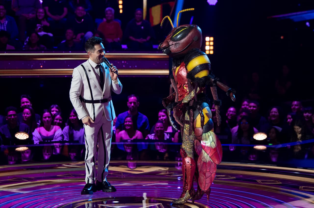 El segundo combate inició con un personaje enigmático, Avispa.