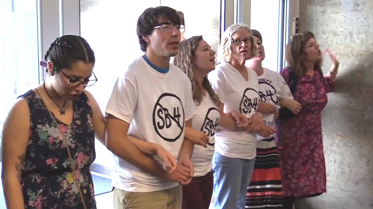 Los manifestantes que se presentaron en los pasillos de la oficina del gobernador Greg Abbott hicieron una cadena humana para bloquear el acceso al edificio.