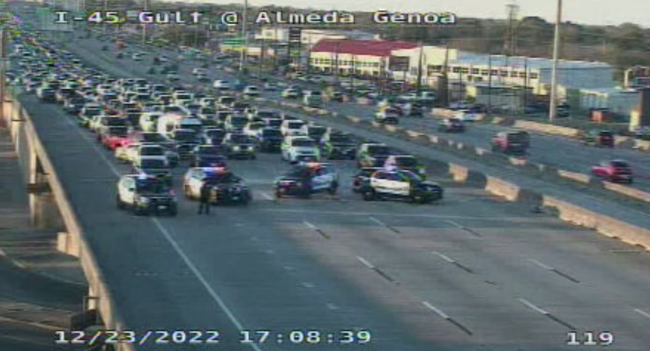 Varios conductores y oficiales de policía trataron de bloquearle el paso al perro.