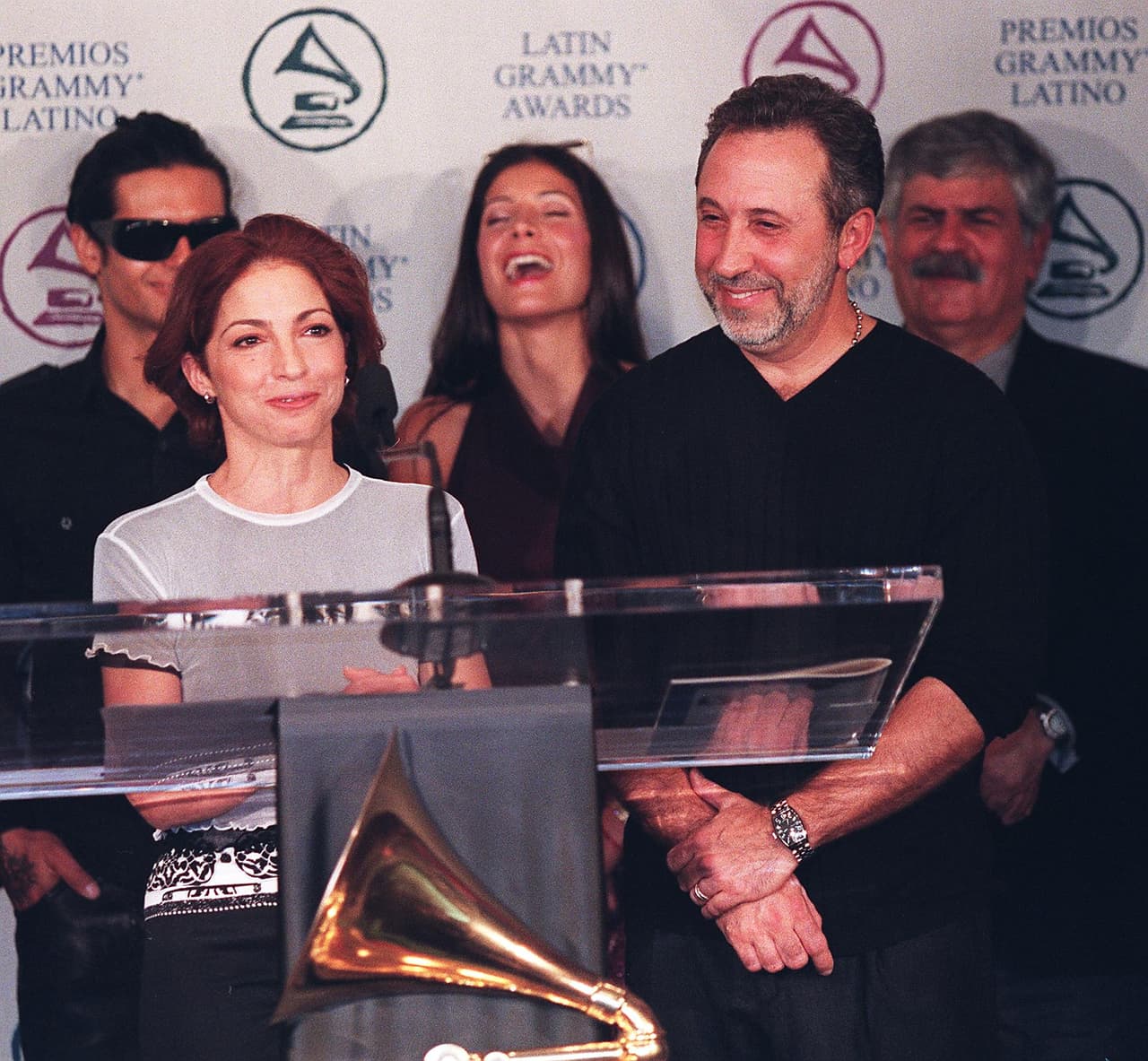 <h2><b>2000, EMILIO ESTEFAN</b></h2>
<b> </b>Como uno de los grandes nombres de la música latina, fue reconocido como Persona del Año. ¡Él fue el primero!