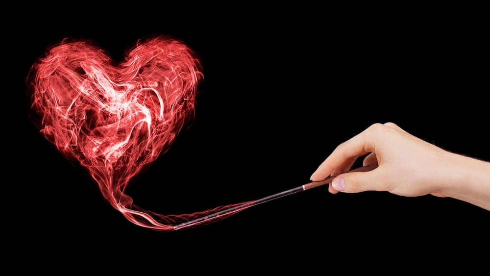 En muchos mercaditos, con brujos, hechiceros o curanderos o hasta en herbolarias, se puede encontrar toloache para realizar conjuros o amarres de amor. Supuestamente, la tradición narra que una bebida con una pequeña cantidad de esta planta puede hacer que alguien pierda su voluntad y no oponga resistencia ante el amor de quien lo pretende. Hay también quienes lo venden con todo y paquete de oraciones, instrucciones y recomendaciones de uso, para "asegurarse" que funcione.