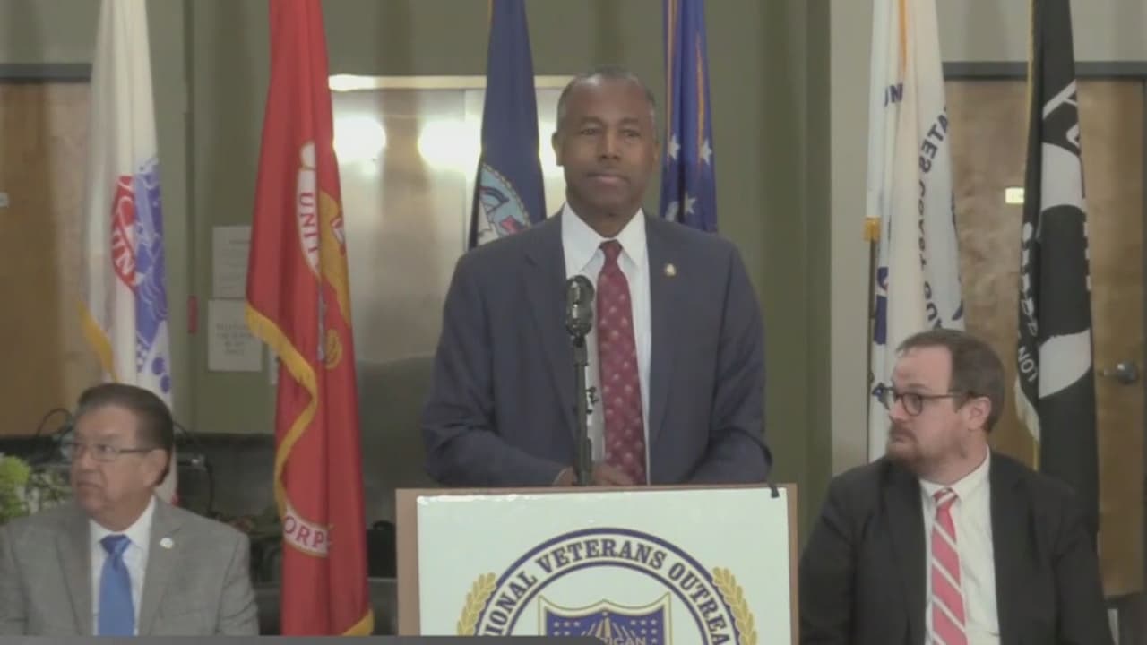 Ben Carson entrega ayuda a casa de veteranos de guerra en San Antonio