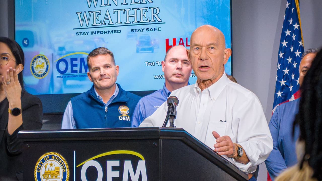 Alcalde de Houston garantiza que no se preguntará el estatus migratorio en los refugios