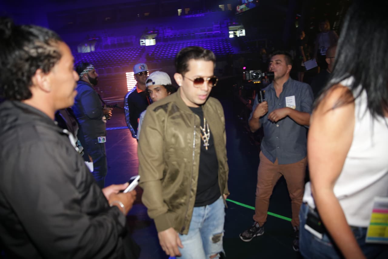 En 2006 De la Guetto inició una carrera en solitario y debutó con su participación en dos sencillos: "Siente el Boom", al lado de Tito El Bambino, así como "La sensación del bloque", junto a Jowell & Randy.