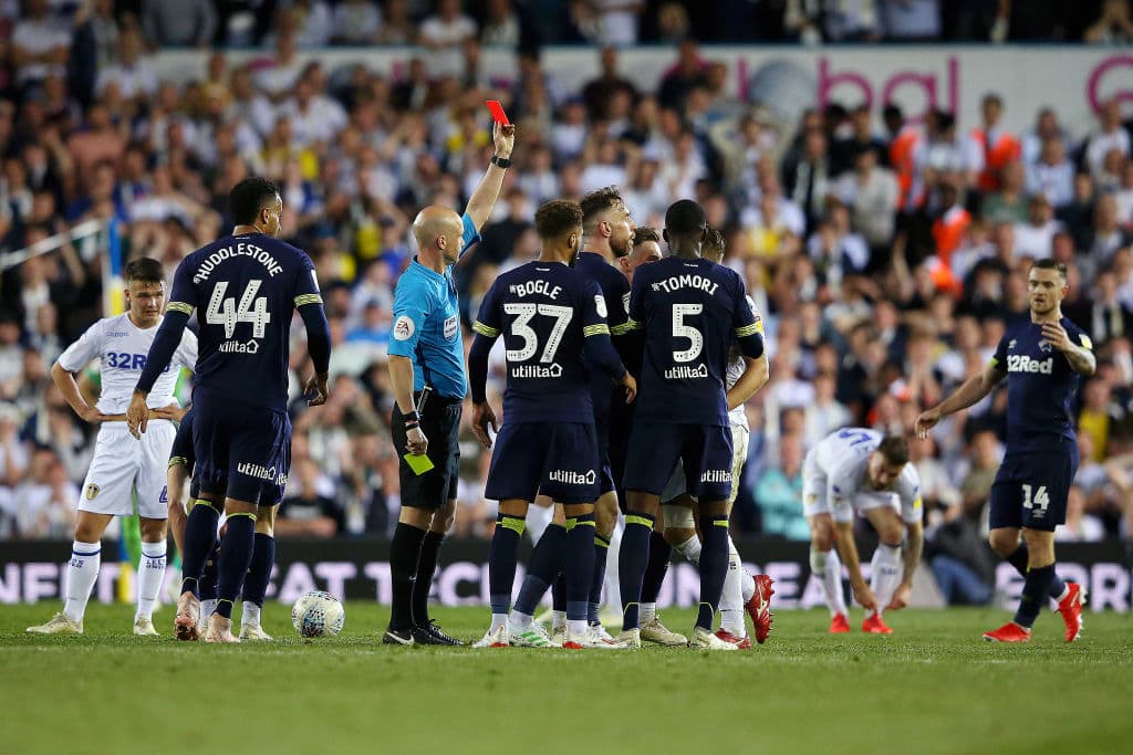 El árbitro del partido Anthony Taylor le saca a al suizo Gaetano Berardi del Leeds United la tarjeta roja a los 78 minutos, poniendo en un predicamente al equipo de casa, que luchaba con todo para anotar un gol más que desequilibrara la eliminatoria en su favor.