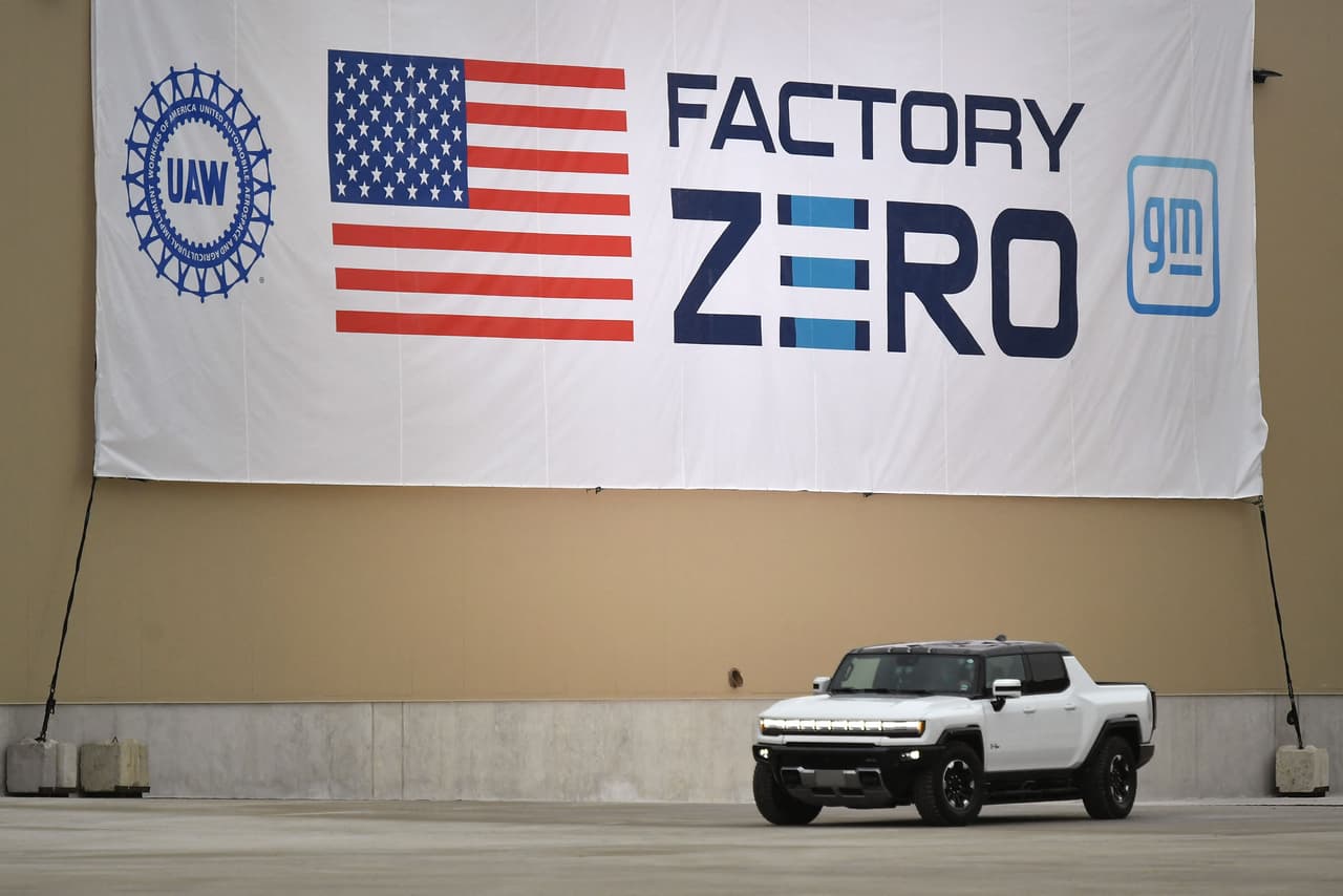 El presidente Joe Biden conduce la GMC Hummer EV 2022, la nueva camioneta eléctrica de GM, en la Factory ZERO.