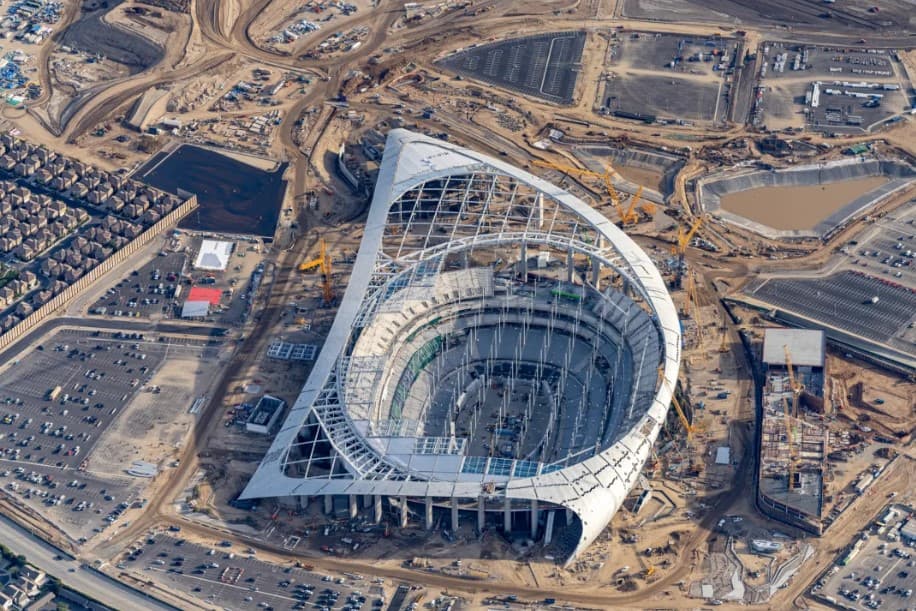 Casi listo el nuevo estadio de los equipos de la NFL de Los Ángeles, Rams y Chargers. Con una inversión de casi 5 mil millones de dólares, estará listo para abrir sus puertas a los aficionados del futbol americano en marzo.