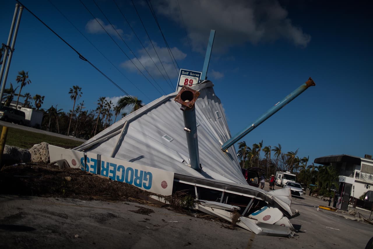 Una gasolinera volcada en Islamorada. Almudena Toral/Univision Digital