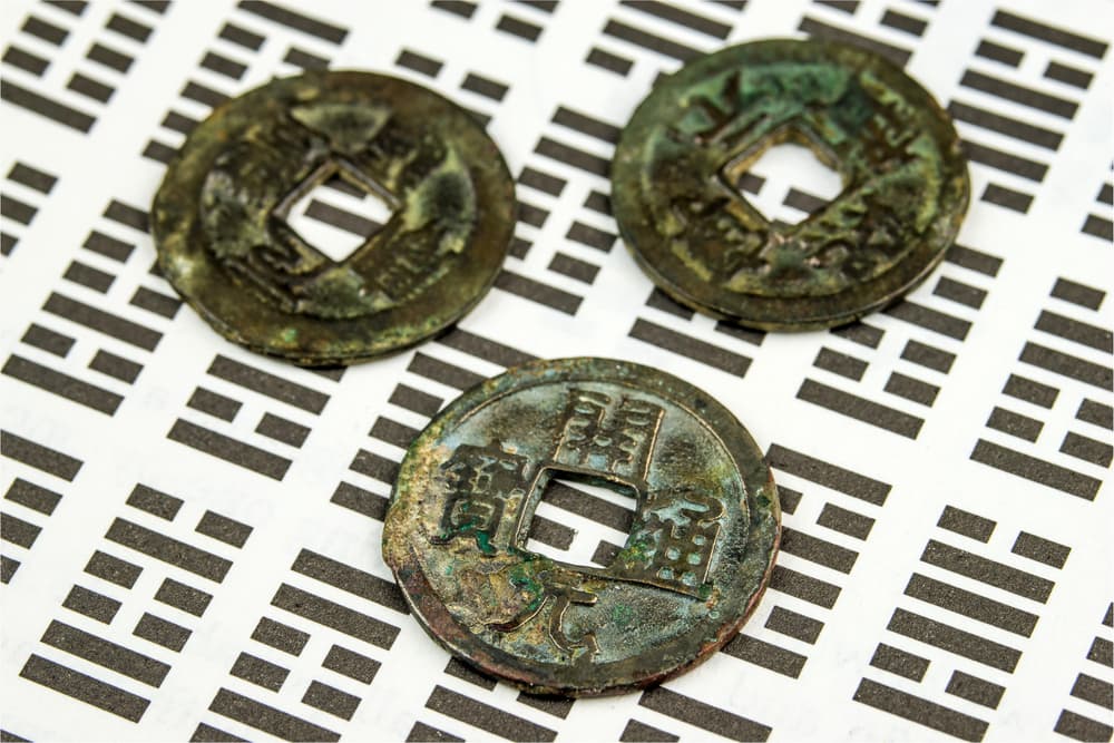 En el I Ching se describe la situación actual de quienes lo consultan y aconseja le mejor camino que hay que tomar para que los problemas o dificultades s e desarrollen de la mejor manera posible.
<br>