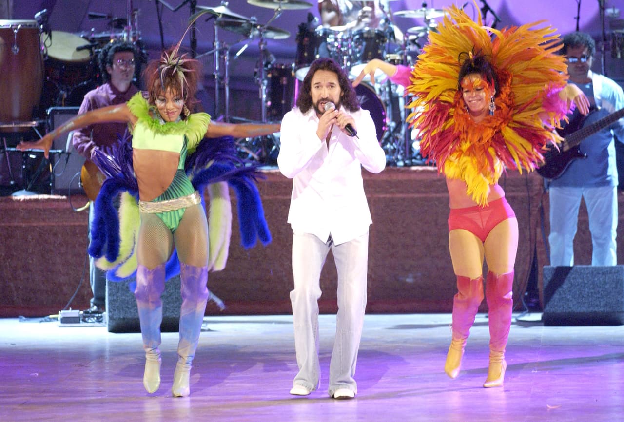 Toda una fiesta armó Marco Antonio Solís 'El Buki' cuanto interpretó el tema 'Más que tu amigo'.