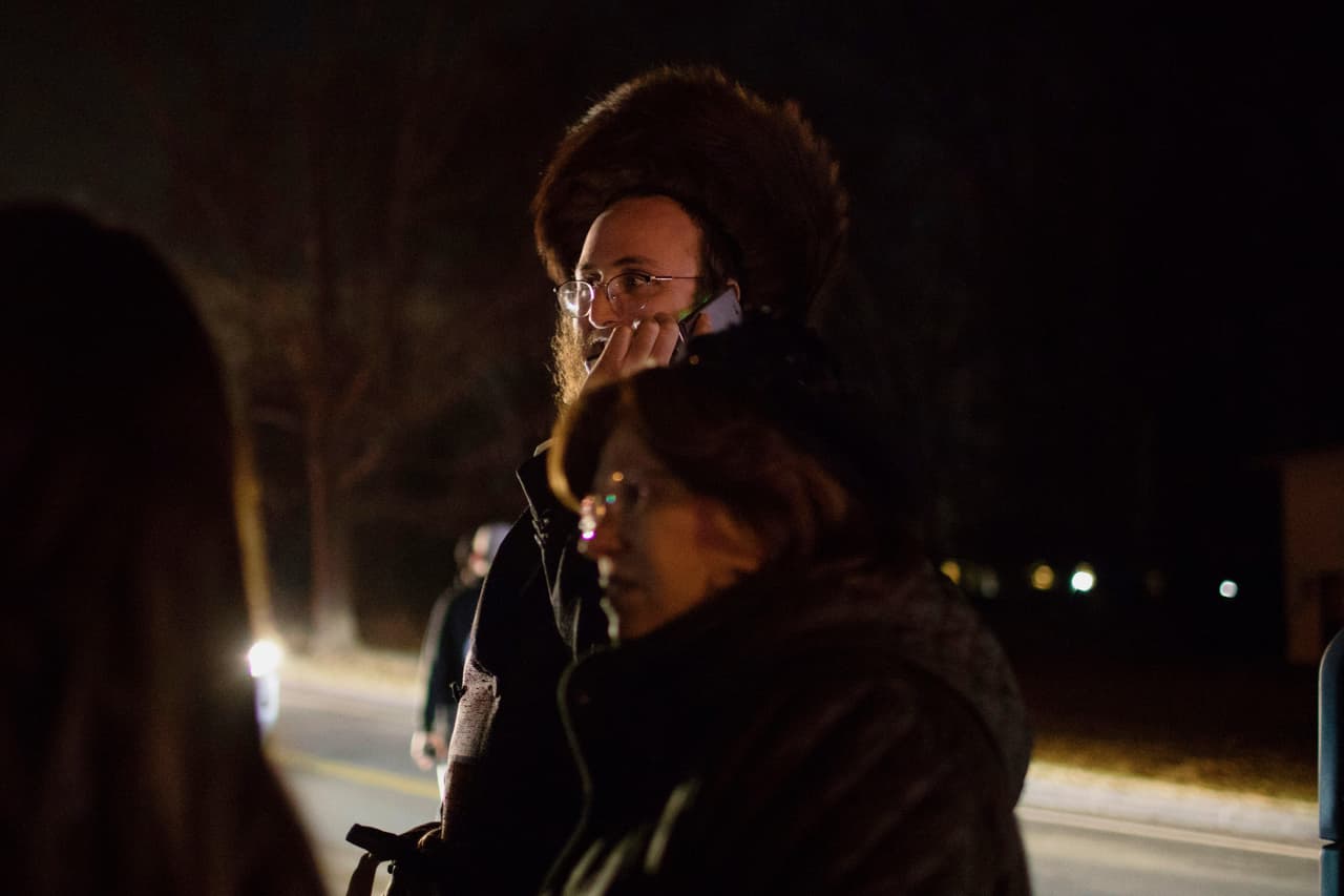 Un hombre irrumpió en una reunión en la casa de un rabino y apuñaló a cinco de las personas congregadas allí para celebrar la séptima noche de Hanukkah, antes de escapar en su vehículo.