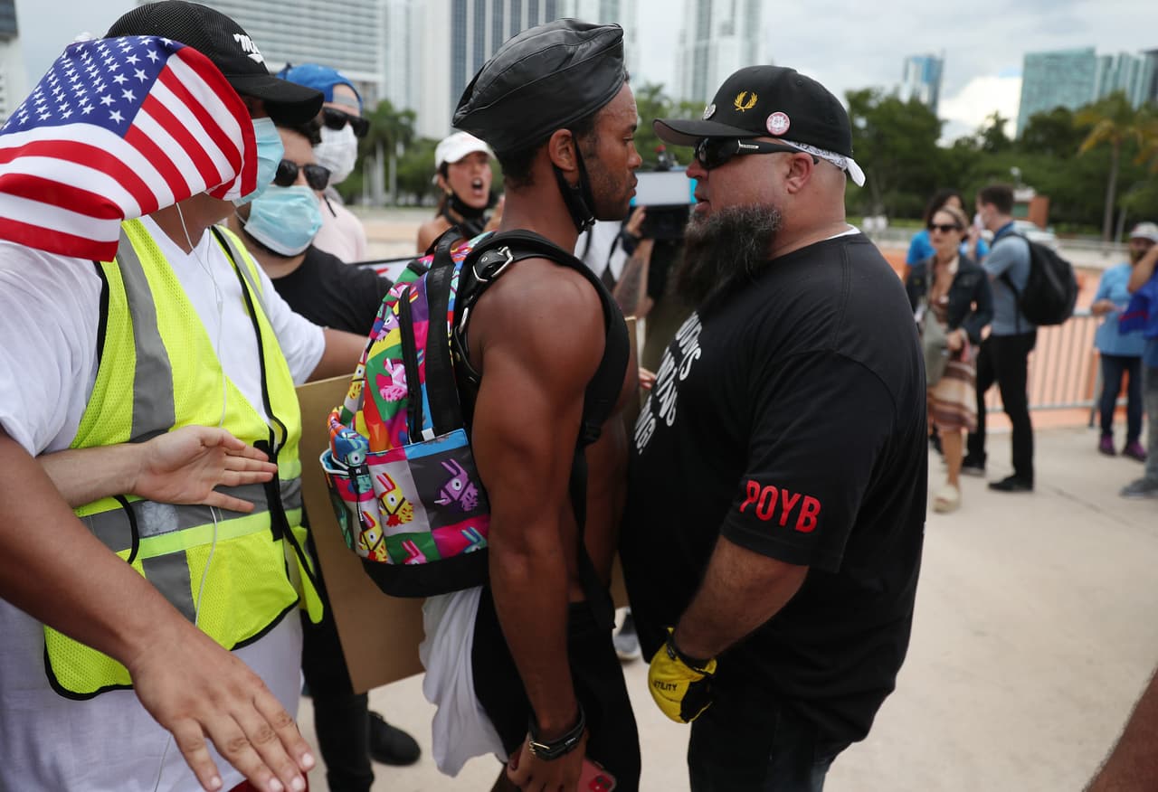 Algunos momentos de tensión se vivieron el domingo en Miami, cuando se cruzaron los manifestantes que apoyan al movimiento "Black Lives Matter" y simpatizantes del presidente Donald Trump, quienes también estaban protestando en el Downtown de la ciudad.