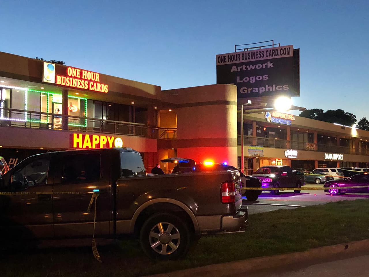 El sospechoso que conducía el vehículo robado fue trasladado al Hospital Parkland, donde fue declarado muerto por sus lesiones. Los otros dos pasajeros fueron detenidos.