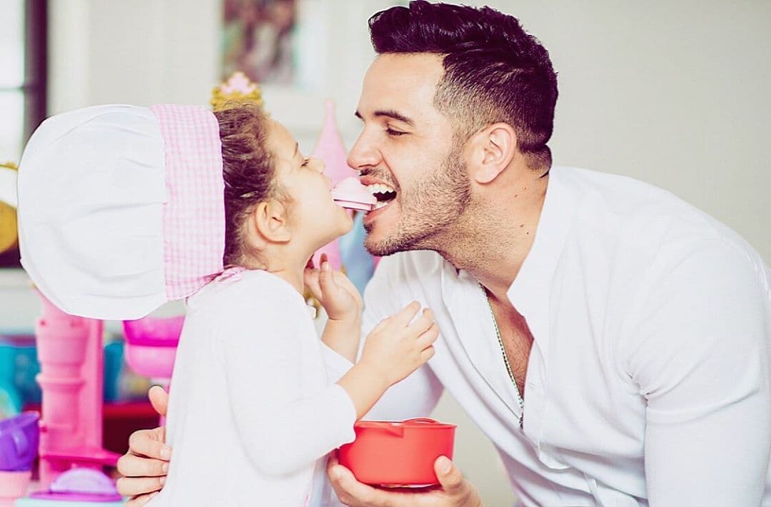 Yisus tiene la fortuna de disfrutar del amor de una familia, así como de las travesuras y curiosidades de Anabella, quien comparte la misma pasión por la cocina.