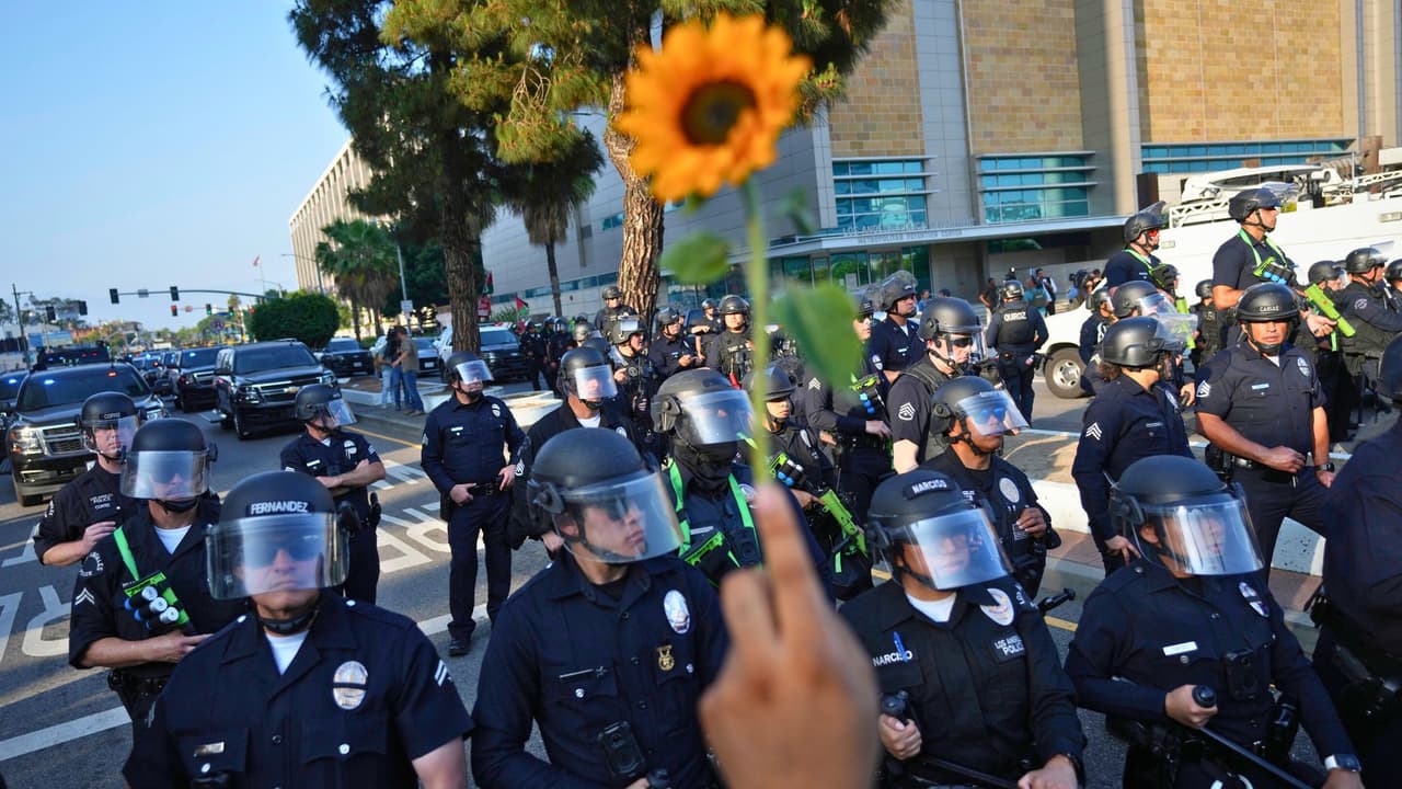 Mientras
<b> el Servicio de Control de Inmigración y Aduanas (ICE) </b>lanza operativos en ciudades como Los Ángeles y San Antonio, 
<b>las voces más influyentes del espectáculo decidieron no callar.</b> En redes, en galas y frente a las cámaras, dijeron lo que muchos sienten: 
<b>esto no puede seguir así. </b>