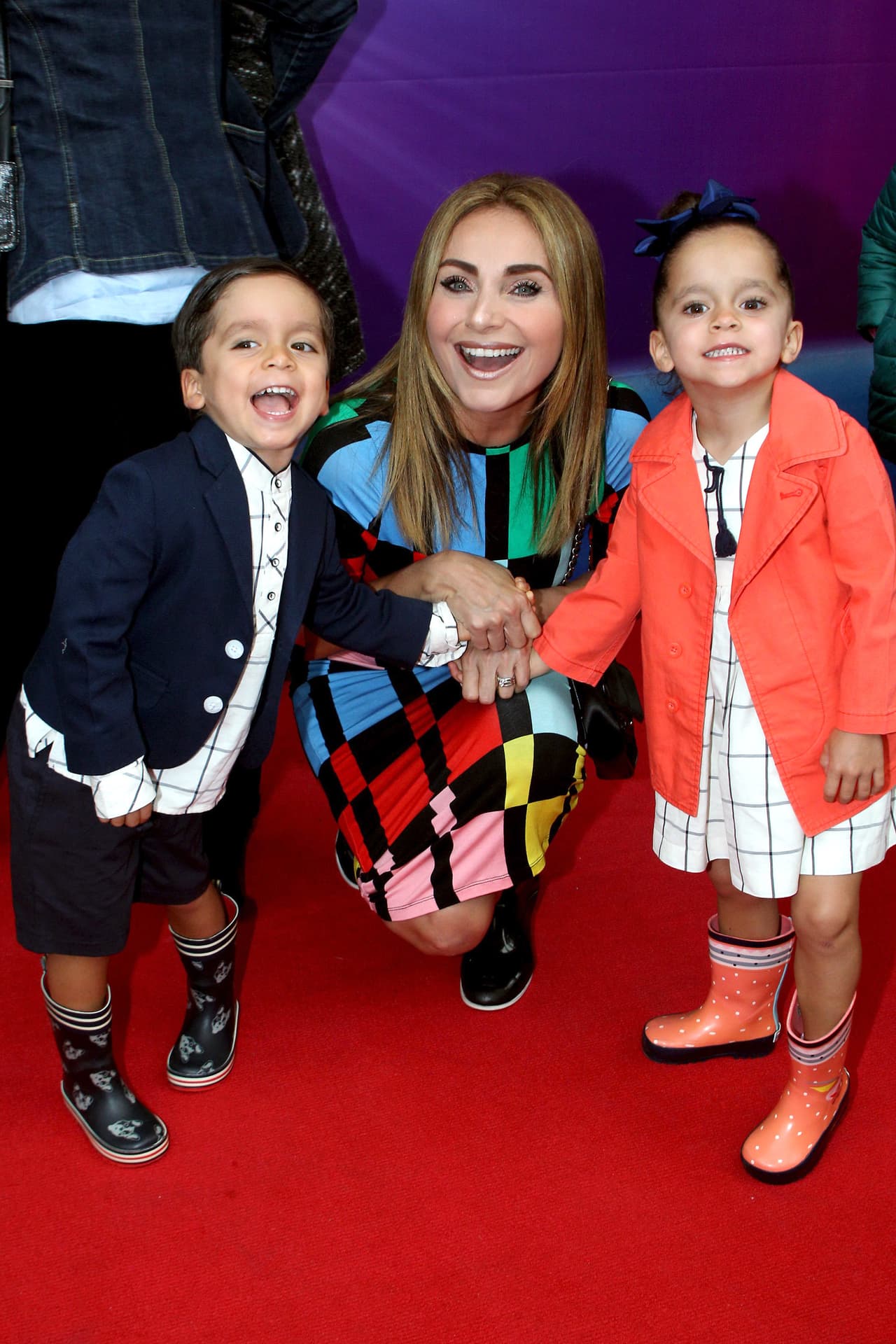 "Mi matrimonio ha sido una bendición porque amarte todos los días al grado de formar una familia, de darles a tus hijos un matrimonio, unos 
<b><a href="https://www.univision.com/programas/novelas/jorge-salinas-celebra-su-cumpleanos-enamorado-de-elizabeth-alvarez-y-sus-mellizos-fotos#9de7c3d60001" target="_blank">papás que se quieren</a></b>, que se respetan", dijo en la misma entrevista.