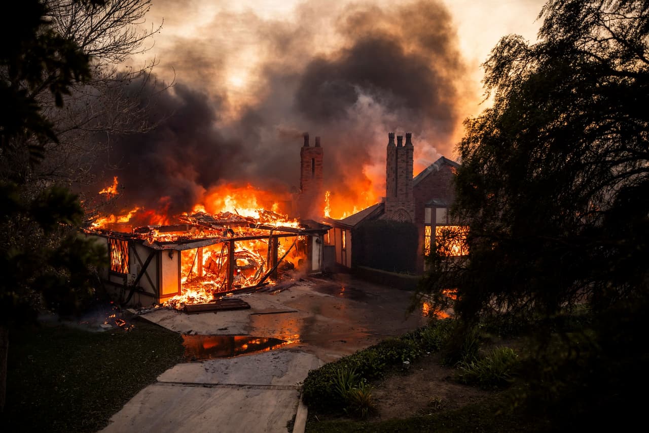 Imágenes aéreas mostraron decenas de viviendas en llamas, con rescates de animales como caballos que escapaban junto a vehículos de evacuación en zonas cercanas a Camarillo.