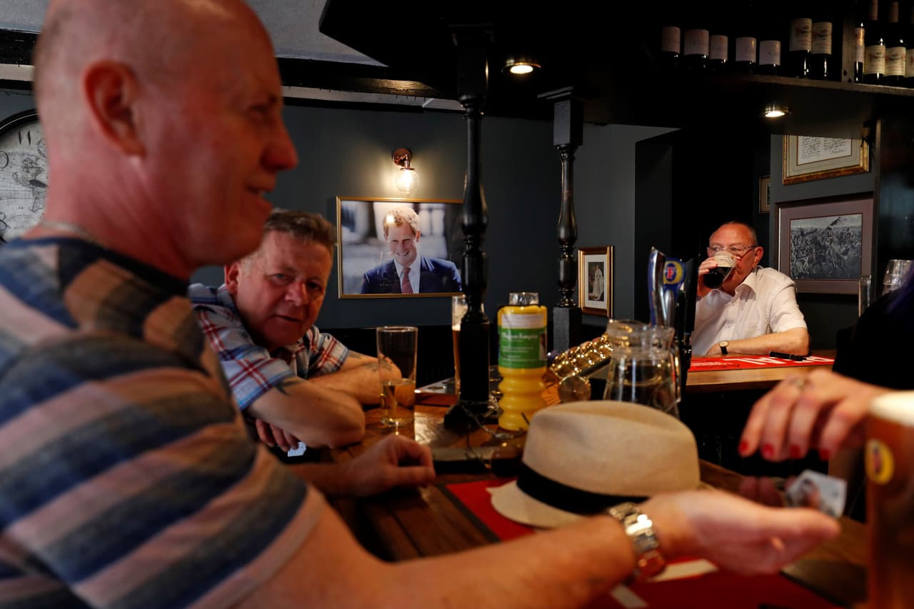 Los residentes de Windsor van al 'Prince Harry Pub' en busca de cervezas y no de historias vinculadas a la familia real.