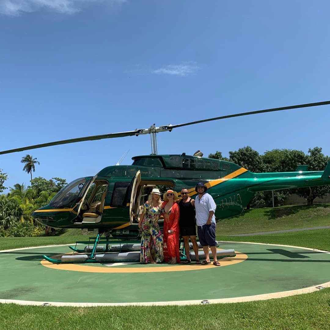 La pareja y sus amigos, la familia Castro, tomaron un helicóptero para ver diversas partes de Puerto Rico desde el cielo. Luego, compartieron coloridos videos en sus redes sociales.