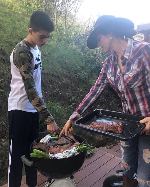 "Lo más importante en la vida es compartir el tiempo en familia", escribió en esta imagen con su hijo.