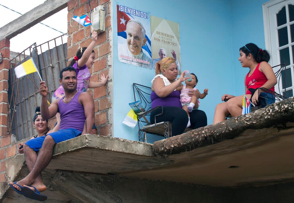 Cubanos esperando el paso del Papa Francisco a bordo del papamóvil el lunes 21 de septiembre de 2015. El sumo pontífica iba camino a la Colina de la Cruz en Holguín.