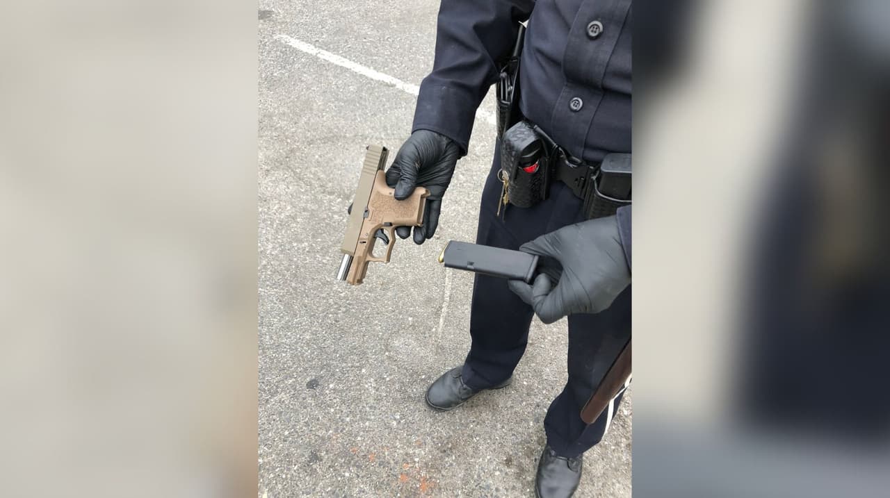 Las autoridades arrestaron a 7 personas por cargos relacionados con armas de fuego, dos de las cuales fueron recuperadas. 
<br>