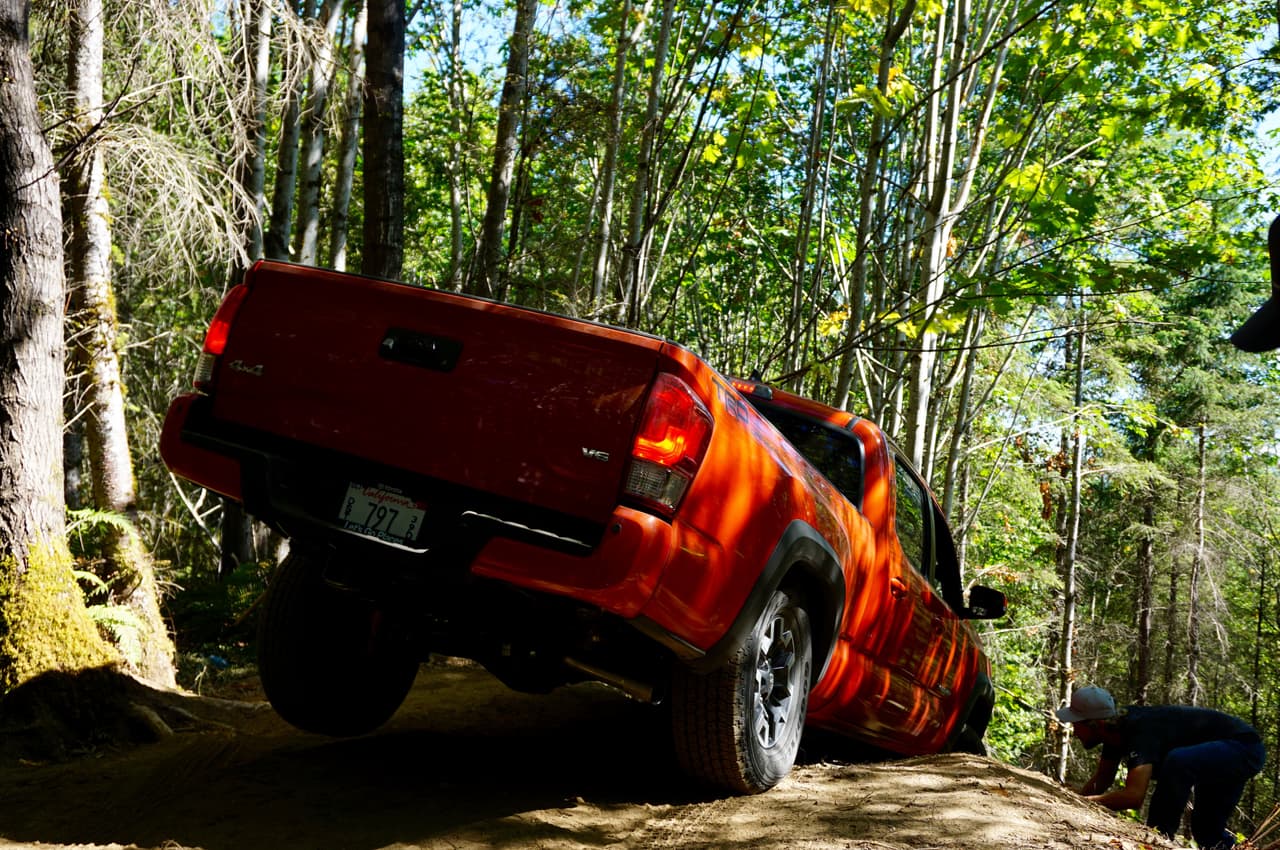 En cuanto a la parte mecánica, la Toyota Tacoma permite elegir entre dos motores, un 2.7 litros de cuatro cilindros, o un V6 de 3.5 litros que se pueden acoplar a transmisiones manuales o automáticas de seis marchas.