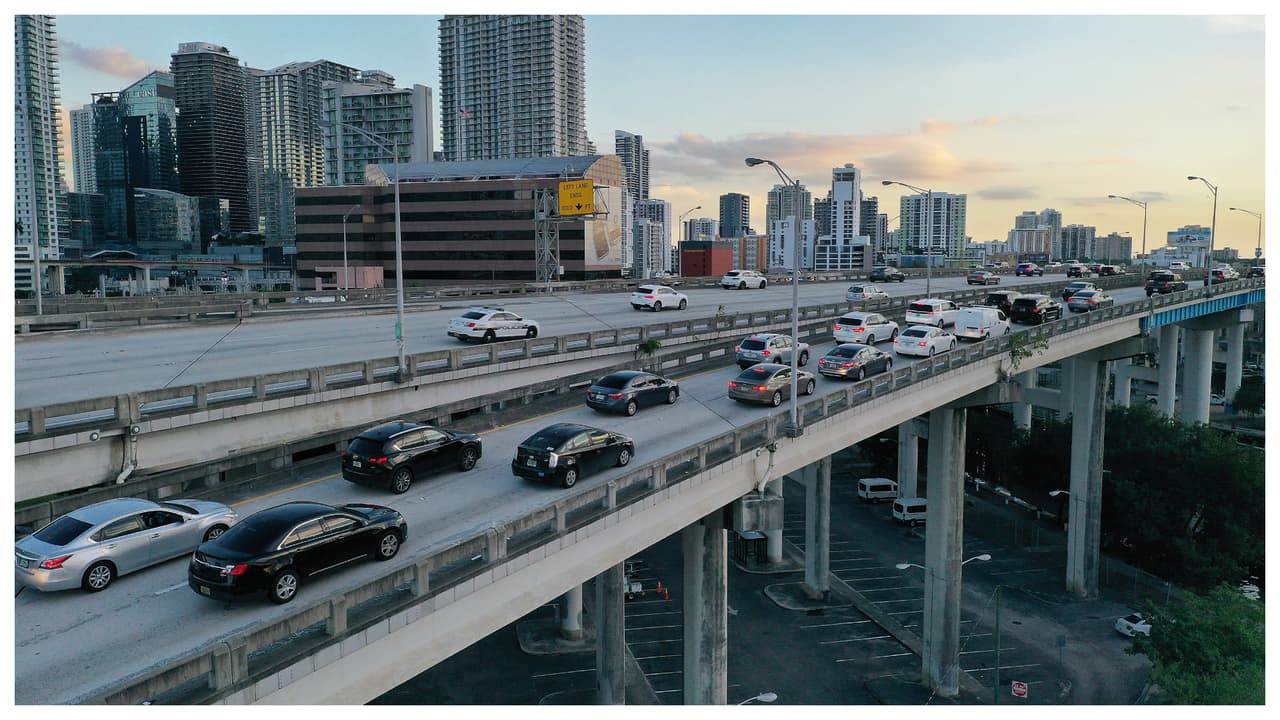 <h3 class="cms-H3-H3"><b><h2 class="cms-H2-H2"><a href="https://www.univision.com/local/miami-wltv/ley-de-inmigracion-de-florida-que-riesgos-corro-si-viajo-al-estado-con-un-indocumentado-en-mi-carro-video">¿Qué riesgos tomo si viajo a Florida con un indocumentado en mi carro?</a></h2></b></h3>
<h2 class="cms-H2-H2"><a href="https://www.univision.com/local/miami-wltv/ley-de-inmigracion-de-florida-que-riesgos-corro-si-viajo-al-estado-con-un-indocumentado-en-mi-carro-video"> </a></h2>
<br>
<br>Ingoglia, autor de la ley de inmigración en Florida, explica que si un ciudadano o un residente viaja al estado con un inmigrante indocumentado en su carro
<b> podría ser acusado de tráfico humano de acuerdo con las circunstancias en que sea descubierto.</b>
<br>
<br>La ley agrega el tráfico o contrabando de personas a la lista de “delitos” que pueden considerarse como ‘actividades de extorsión’, que en Florida se considera como un “delito grave de primer grado punible con hasta
<b> 30 años de prisión y una multa de $10,000”.</b>
<br>
<br>Una acusación por tráfico humano significa que enfrentará un caso criminal y debe buscar la representación de un abogado criminalista. Además la ley “requiere que una persona que sea arrestada por una violación de esta sección (tráfico humano), 
<b>sea mantenida bajo custodia hasta que sea llevada ante el tribunal para su admisión a libertad previa al juicio”.</b>
<br>
<br>La nueva ley dice además que cualquier persona que transporte a un indocumentado a Florida, y deba saber que no tiene papeles, comete un 
<b>delito grave de tercer grado y una ofensa separada</b> para cada individuo que la persona transporte a Florida.
<br>
<br>Quien transporte a Florida a 
<b>cinco o más personas que no tengan sus papeles</b> en regla podría recibir como pena 
<b>hasta 15 años de prisión.</b>
<br>
<br>
<b>Ingresar a un menor indocumentado a Florida</b> también tiene una pena de hasta 
<b>15 años de cárcel.</b> En caso de 
<b>transportar a un adulto,</b> podría recibir un castigo de 
<b>hasta 5 años.</b>
<br>
<br>"Esto va a 
<b>aplicar a quienes ingresen,</b> no a quienes ya se encuentren en el estado", recalcó
<a href="https://www.univision.com/local/tampa-wvea/ley-sb-1718-visitar-florida-inmigrante-indocumentado-otro-estado"> el abogado de inmigración <b>Carlos Lorenzo</b>. </a>La ley 
<b>"no tiene excepciones", </b>según Lorenzo, y esta se aplicará para todos los visitantes. 
<br>
<br>La Asociación Americana de abogados de Inmigración (AILA) explica que la nueva ley “no tipifica como delito el transporte de indocumentados dentro del estado de Florida”.
<br>
<br>Si bien la ley está dirigida al que transporta, el indocumentado también puede verse afectado, pues la policía en jurisdicciones donde existen acuerdos vigentes, puede entregar al extranjero sin papeles a la Oficina de Inmigración y Aduanas (ICE) para que le inicien un proceso de deportación, 
<a href="https://www.univision.com/noticias/inmigracion/ley-migratoria-florida-incluye-prision-por-transportar-indocumentados-aunque-sean-familiares">advierte Anne Janet Hernández Anderson, abogada principal del Southern Poverty Law Center (SPLC).</a>