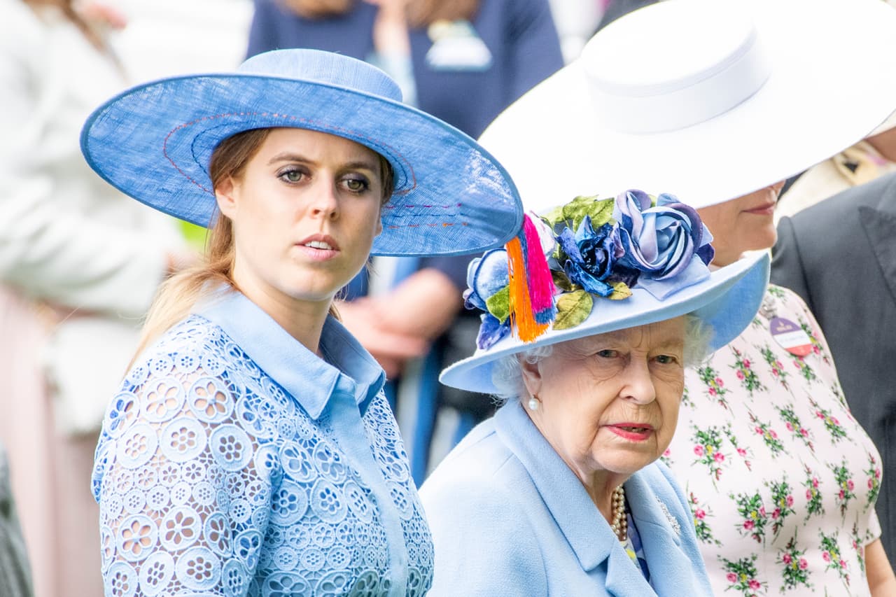 De acuerdo con el diario británico 
<b><a href="https://www.dailymail.co.uk/tvshowbiz/article-7742427/TALK-TOWN-Beas-glitzy-engagement-bash-ultra-trendy-club.html" target="_blank">Daily Mail</a></b>, Beatrice de York ya obtuvo el permiso de su abuela, la reina Isabel II, para organizar la celebración, por lo que su camino al altar marcha viento en popa.