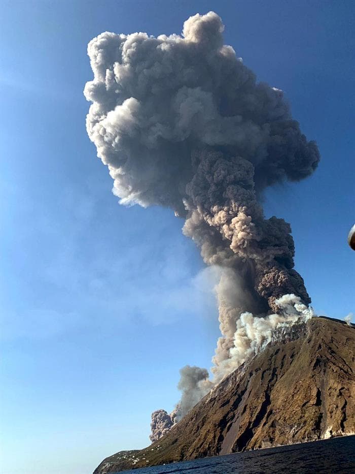 El volcán Stromboli se encuentra en el archipiélago de las islas Eolias y es uno de los pocos que se mantiene en actividad, tiene una altura de 927 metros, pero bajo el nivel del mar se calcula que mide en torno los 3,000 metros.