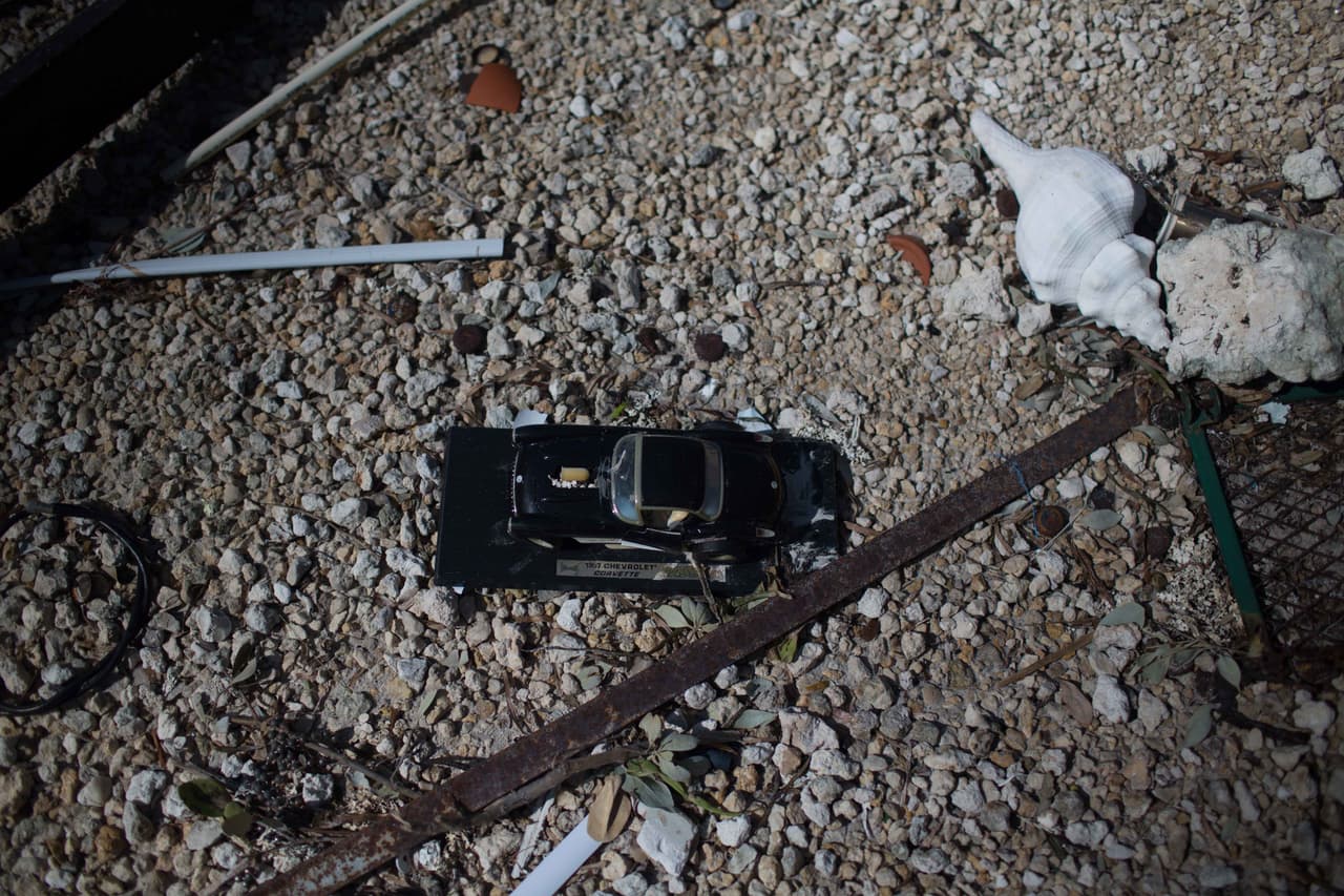 Un carro en miniatura entre desperdicios de Irma. Almudena Toral/Univision Digital