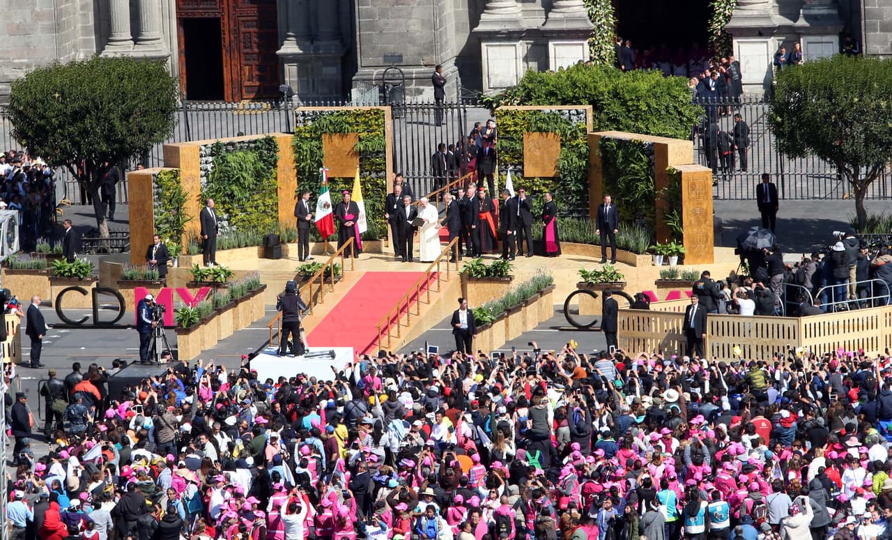 El papa Francisco recorrió la placha del zólcalo antes de entrar a la Catedral Metropolitana.