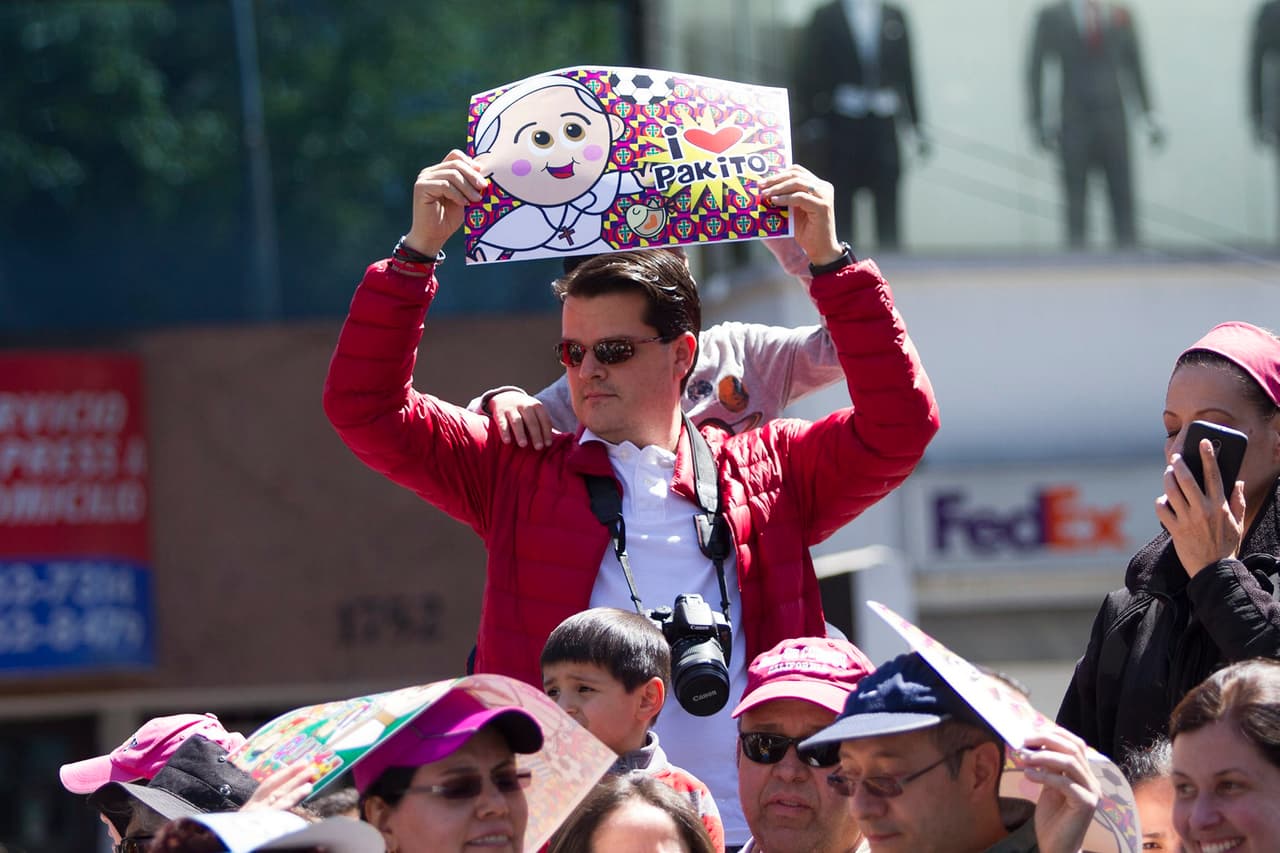 Cientos de fieles, niños, ancianos así como familias enteras con globos, estampas religiosas e imágenes del Pontífice y banderines, recibieron en las afueras de la nunciatura apostólica al Papa Francisco.