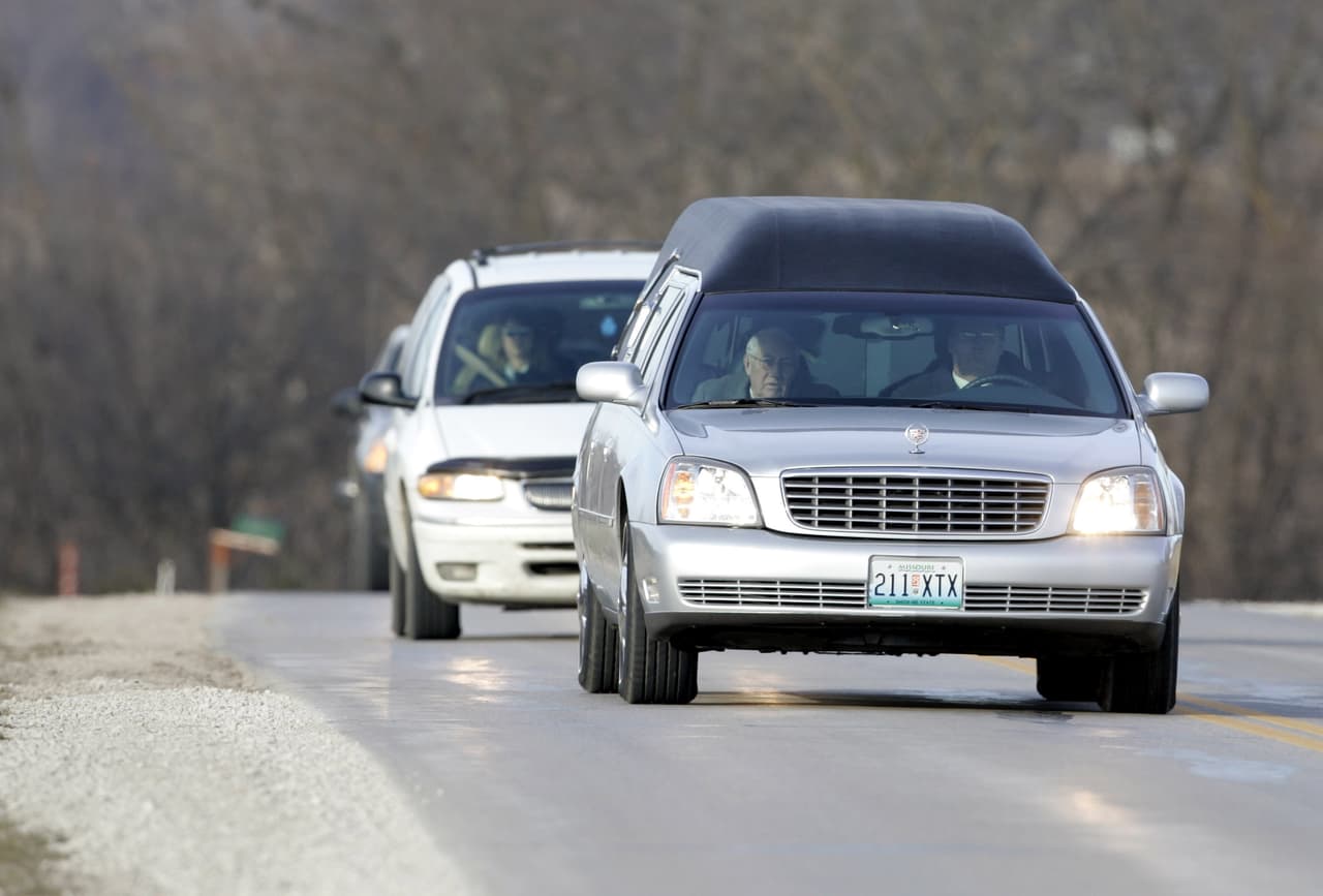 Bobbi Jo Stinnett fue enterrada en el cementerio Hillcrest cerca de Skidmore, Missouri, el 21 de diciembre de 2004.