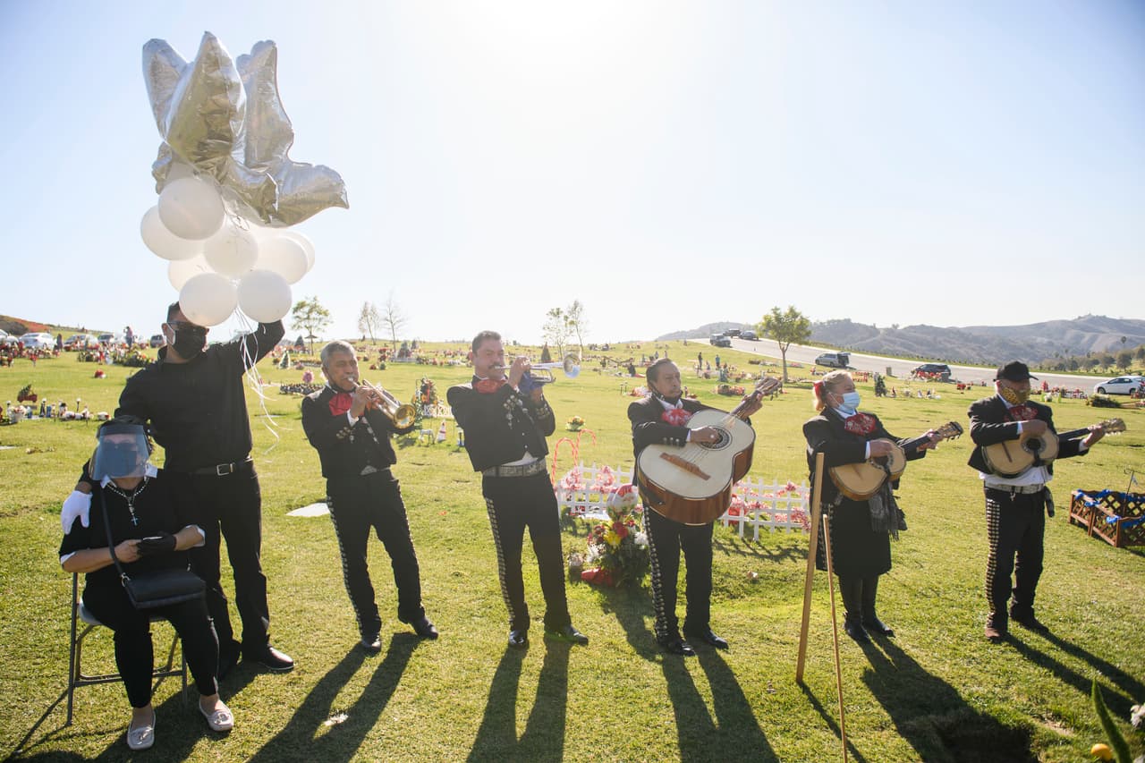 “El 20% ha muerto”: Mariachis del sur de California luchan por sobrevivir a la pandemia de covid-19