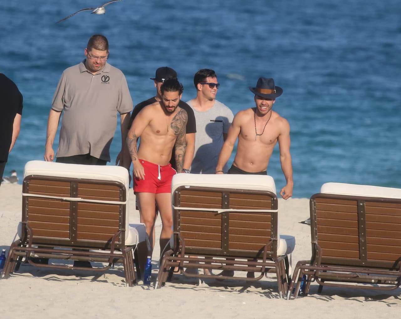 Ambas estrellas contaron con protección durante las horas que disfrutaron a sus anchas de la playa.