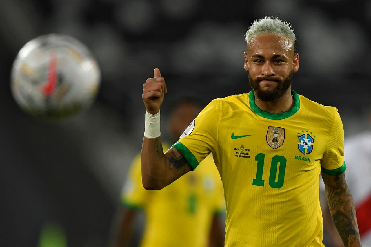 <b>Puesto 13: Neymar, futbolista</b>.
<br>
<br>
<b>285.7 millones de seguidores en redes sociales.</b>
<br>
<br>
<a href="https://www.instagram.com/neymarjr/"><u>Instagram</u></a>: 152 millones de seguidores
<br>
<br>
<a href="https://www.facebook.com/neymarjr"><u>Facebook</u></a>: 80 millones de seguidores.
<br>
<br>
<a href="https://twitter.com/shakira"><u>Twitter</u></a>: 53.7 millones de seguidores.