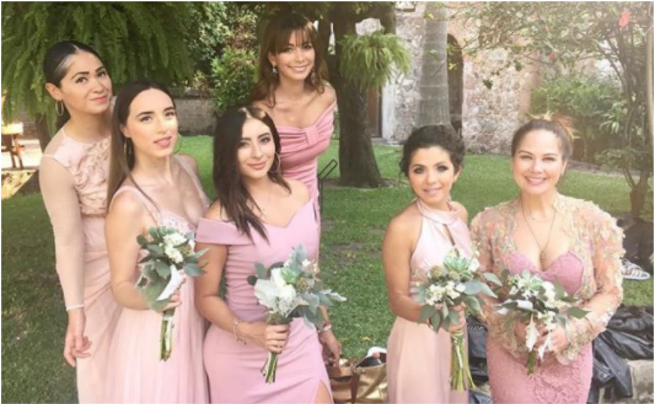 Las damas de la novia vistieron en tono rosado. Addis deseaba que todo luciera muy romántico.