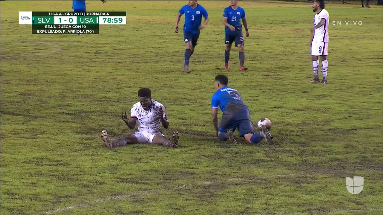 ¡Expulsión! El árbitro saca la roja directa a Ronald Gomez.