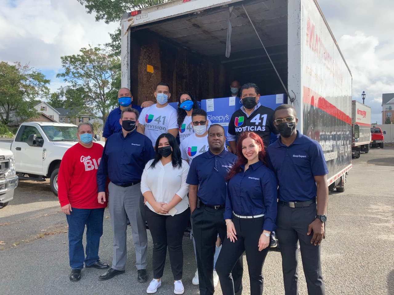 Para ayudar a la comunidad, Univision 41, bajo la iniciativa de Univision Nueva York Contigo, y el apoyo exclusivo de la compañía Mattress Firm, ofreció colchones completamente gratis a los damnificados.