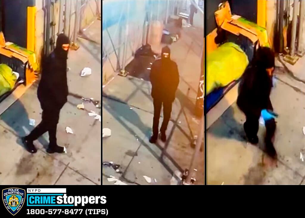 Estas imágenes tomadas de un video de vigilancia y proporcionadas por el Departamento de Policía de Nueva York muestran a un hombre sospechoso de dispararle a dos personas sin hogar el sábado 12 de marzo de 2022 en Nueva York.