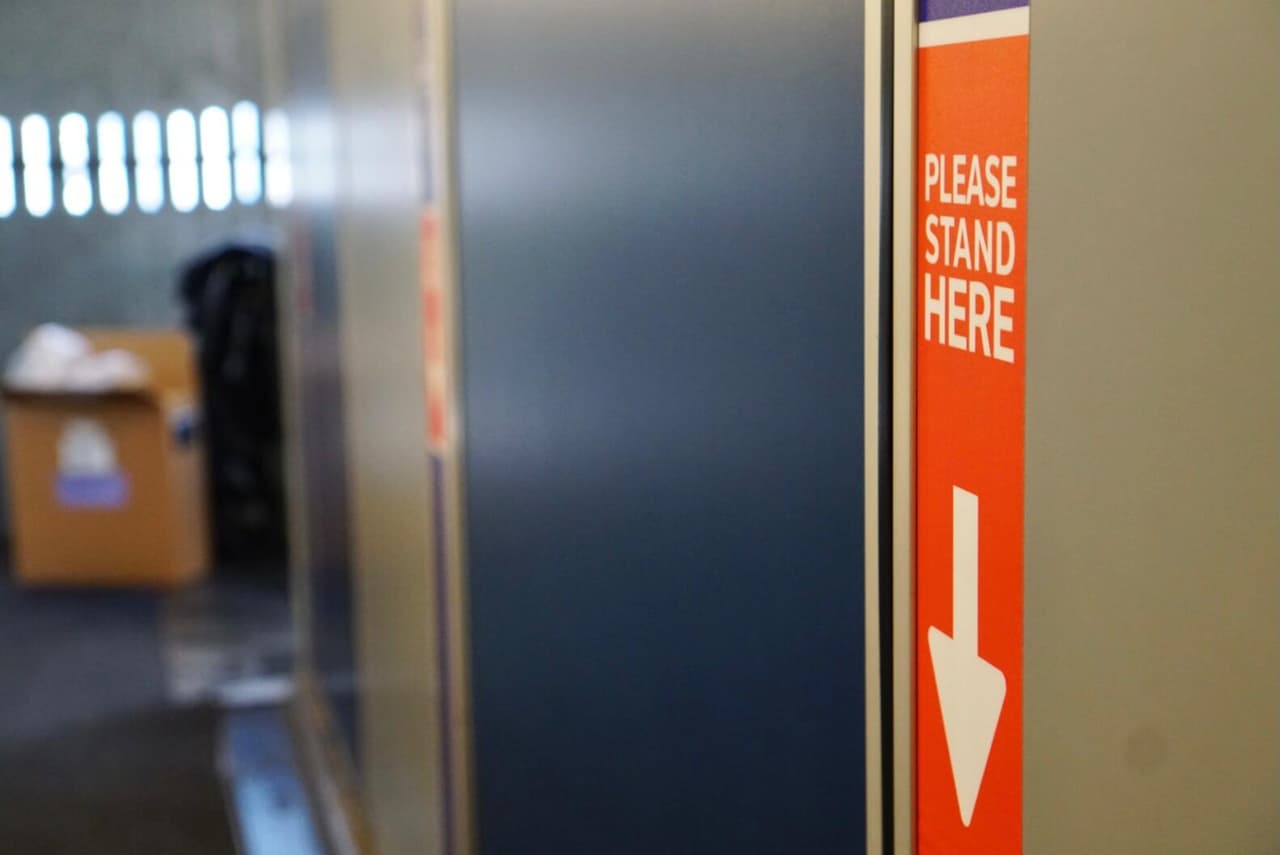 El vicepresidente de la aerolínea dijo que, el distanciamiento social dentro del avión se deja un asiento de por medio para guardar la distancia y mientras todo esté limpio y desinfectado, dice es seguro.
<br>
<br>