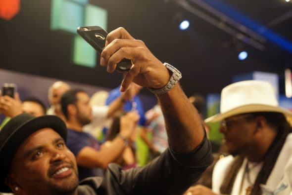 Nos encantan los selfies. We can't get enough of them! Y si no, pregúntenle a los que desfilaron la alfombra de Premios Juventud.